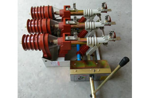 有關(guān)電力系統(tǒng)中高壓負(fù)荷開關(guān)的作用，在電力系統(tǒng)中正確使用高壓負(fù)荷開關(guān)，其具有開斷和關(guān)合作用、替代作用，用來開斷和關(guān)合負(fù)荷電流和小干一定倍數(shù)的過載電流。那在電力系統(tǒng)中，高壓負(fù)荷開關(guān)有什么作用？接下來雷爾沃電器小編給你整理一下：