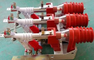  相對于高壓負(fù)荷開關(guān)這個器件來說，它與高壓斷路器還有高壓隔離開關(guān)這兩個器件有一定的差別。對于高壓負(fù)荷開關(guān)這個器件，它是跟高壓熔斷器進(jìn)行串聯(lián)起來配合應(yīng)用的。它的主要作用就是對電力變壓器進(jìn)行相應(yīng)的控制，并且這個器件擁有簡單滅弧裝置。從這一點我們可以看出來它可以通斷負(fù)荷電流以及過負(fù)荷電流，但是卻不能對短路電流進(jìn)行斷開，也正是因為這個原因，所以才會跟高壓熔斷器進(jìn)行串聯(lián)起來應(yīng)用，其目的是顯而易見的。下面就讓雷爾沃電器小編來介紹一下高壓負(fù)荷開關(guān)選擇的基本常識，希望對大家有所參考。
